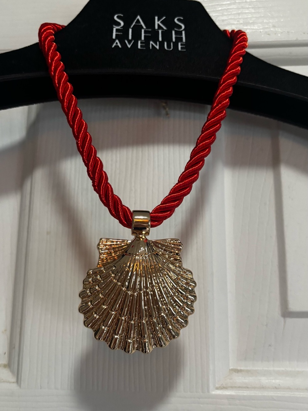 ❤️New Shell gold tone necklace on red rope chain with adjustable clasp